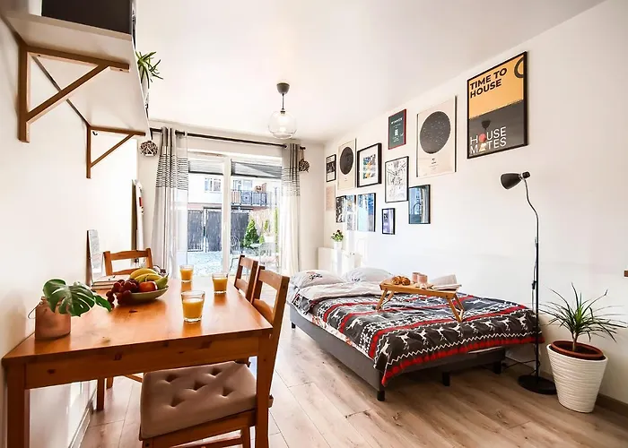 Urocze Mieszkanie Z Ogrodkiem I Bezplatny Parking Βρότσλαβ